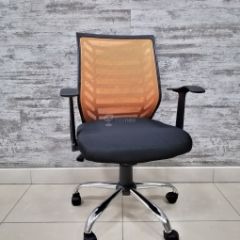 Кресло Barneo K-138 для персонала (черная ткань оранжевая сетка) в Сысерти - sysert.mebel24.online | фото
