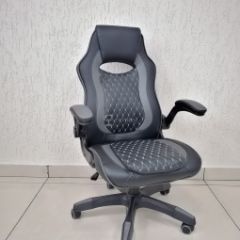 Кресло геймерское Barneo K-37 (черная кожа серые вставки) в Сысерти - sysert.mebel24.online | фото